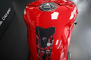 Used 2020 Ducati Streetfighter V4 S Red - Interior and Exterior details 9