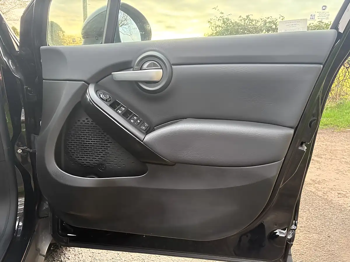 Used 2020 Fiat 500X Cross Plus Black - Interior and Exterior details 16