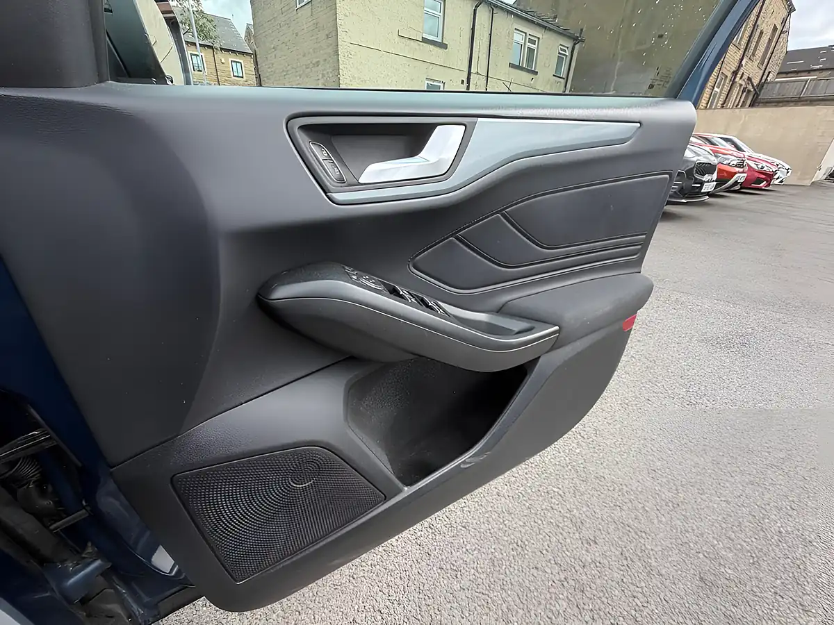 Used 2020 Ford Focus Blue - Interior and Exterior details 13
