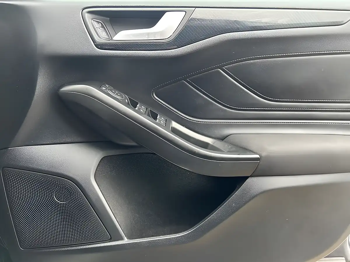 Used 2020 Ford Focus ST-Line Blue - Interior and Exterior details 13