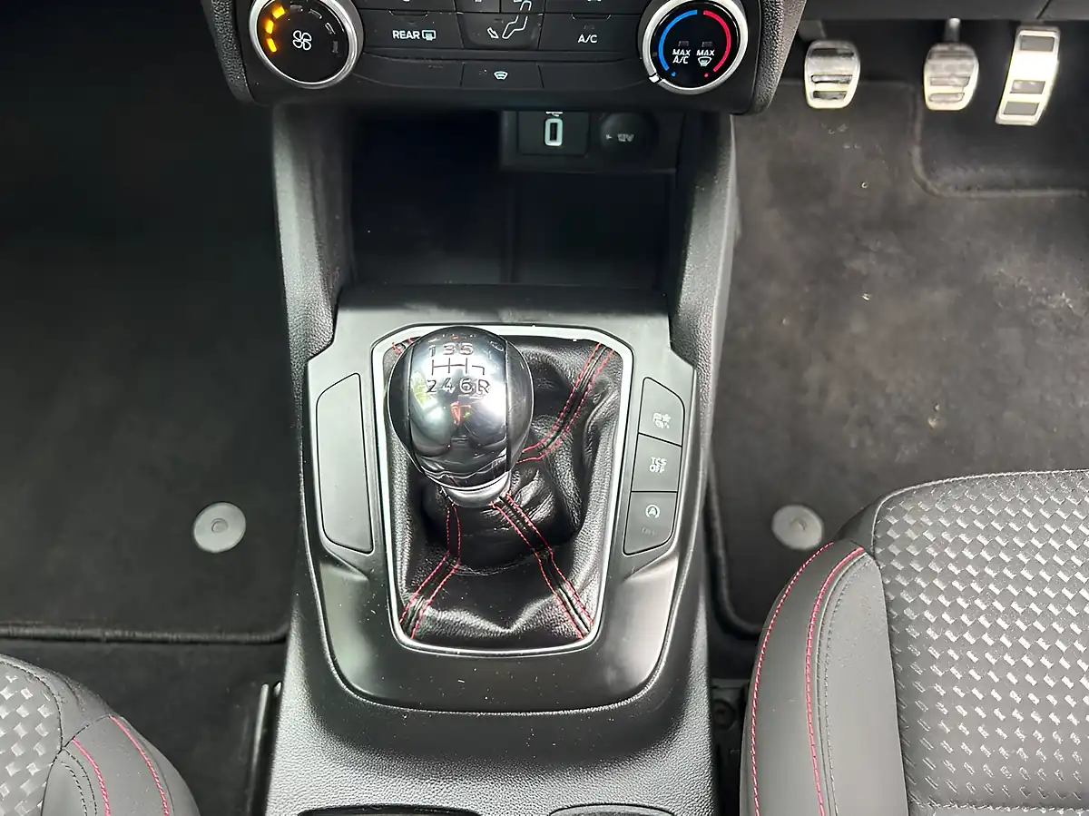 Used 2020 Ford Focus ST-Line Blue - Interior and Exterior details 16