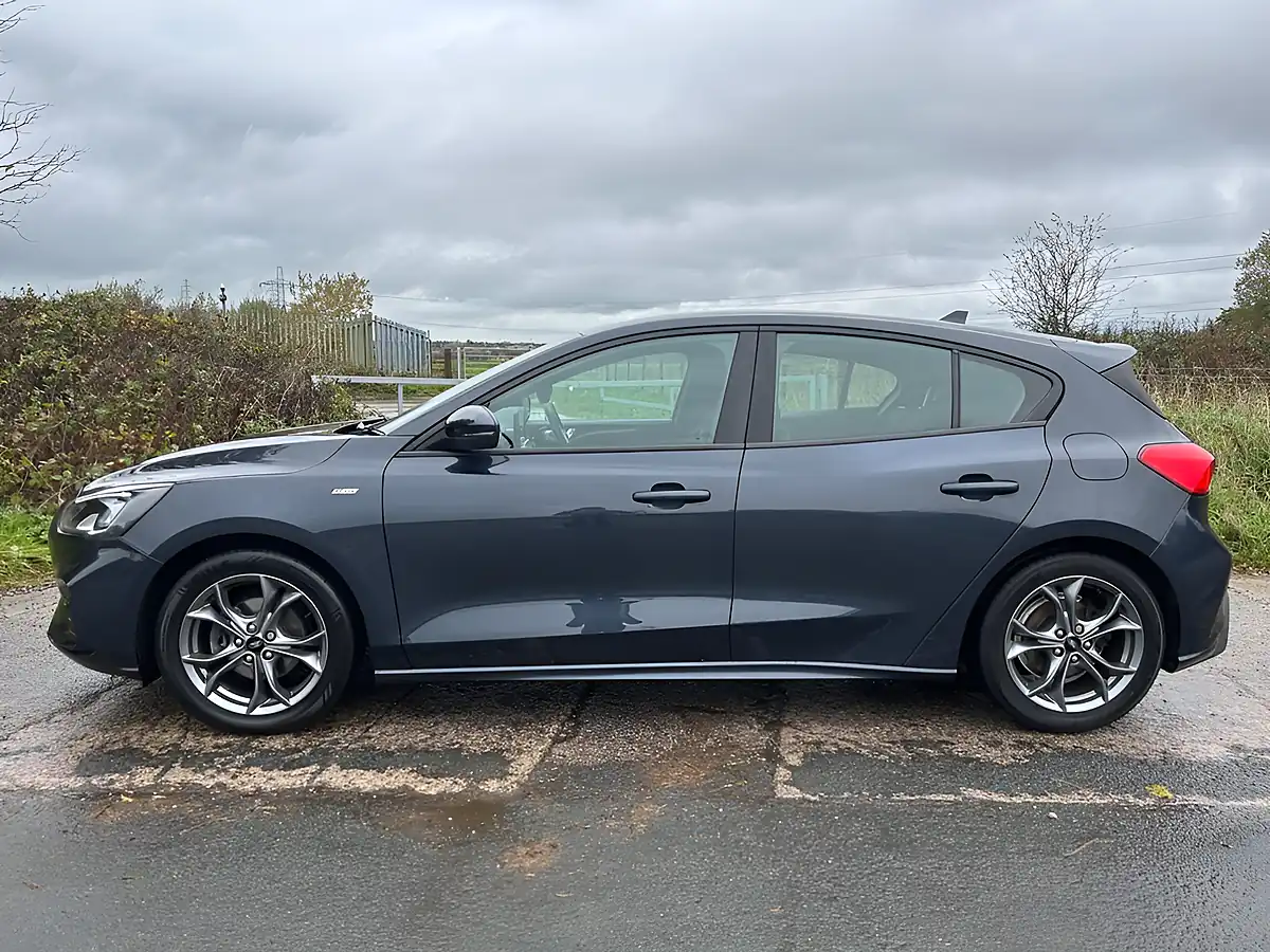 Used 2020 Ford Focus ST-Line Blue - Interior and Exterior details 5