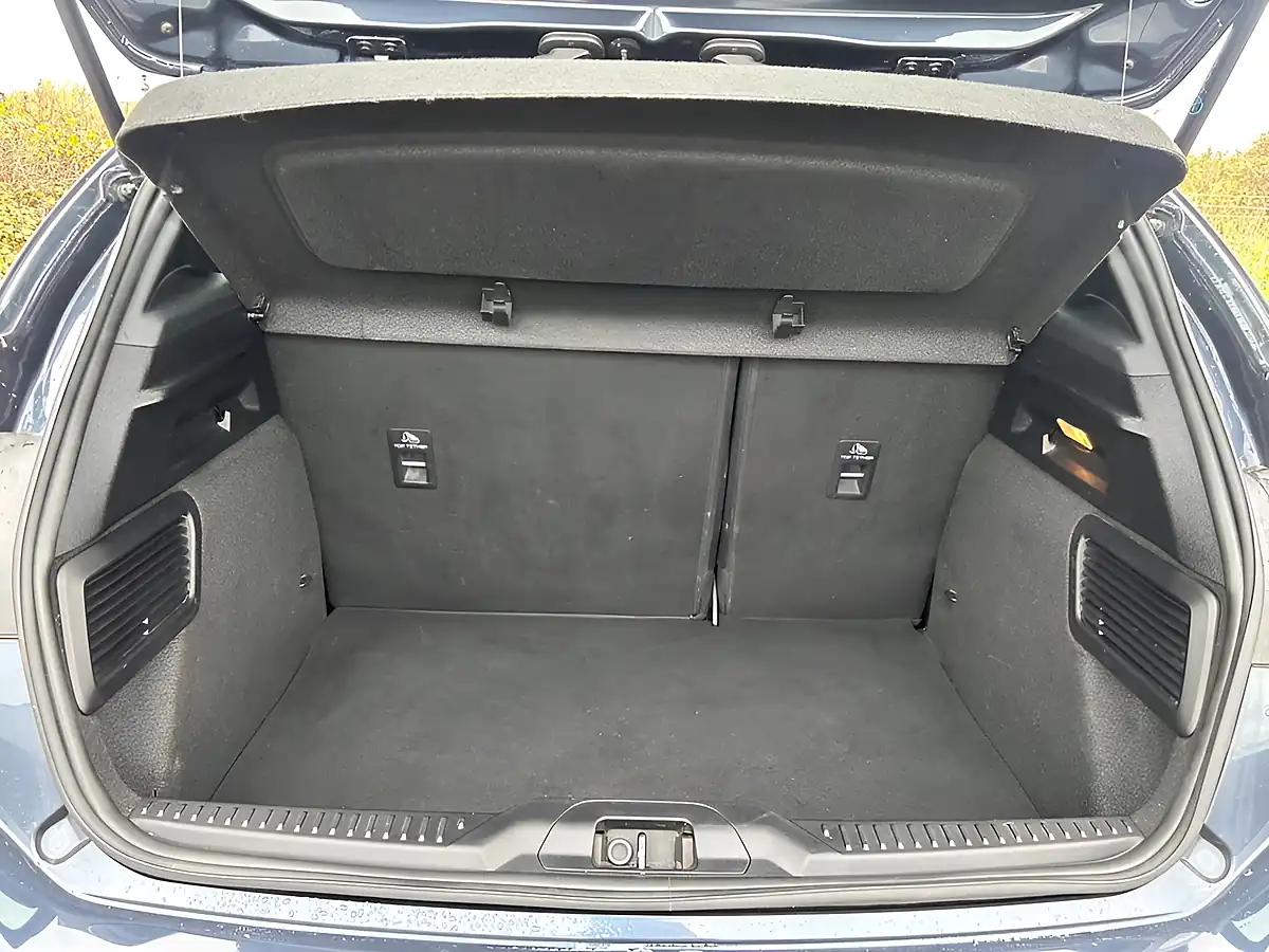 Used 2020 Ford Focus ST-Line Blue - Interior and Exterior details 9