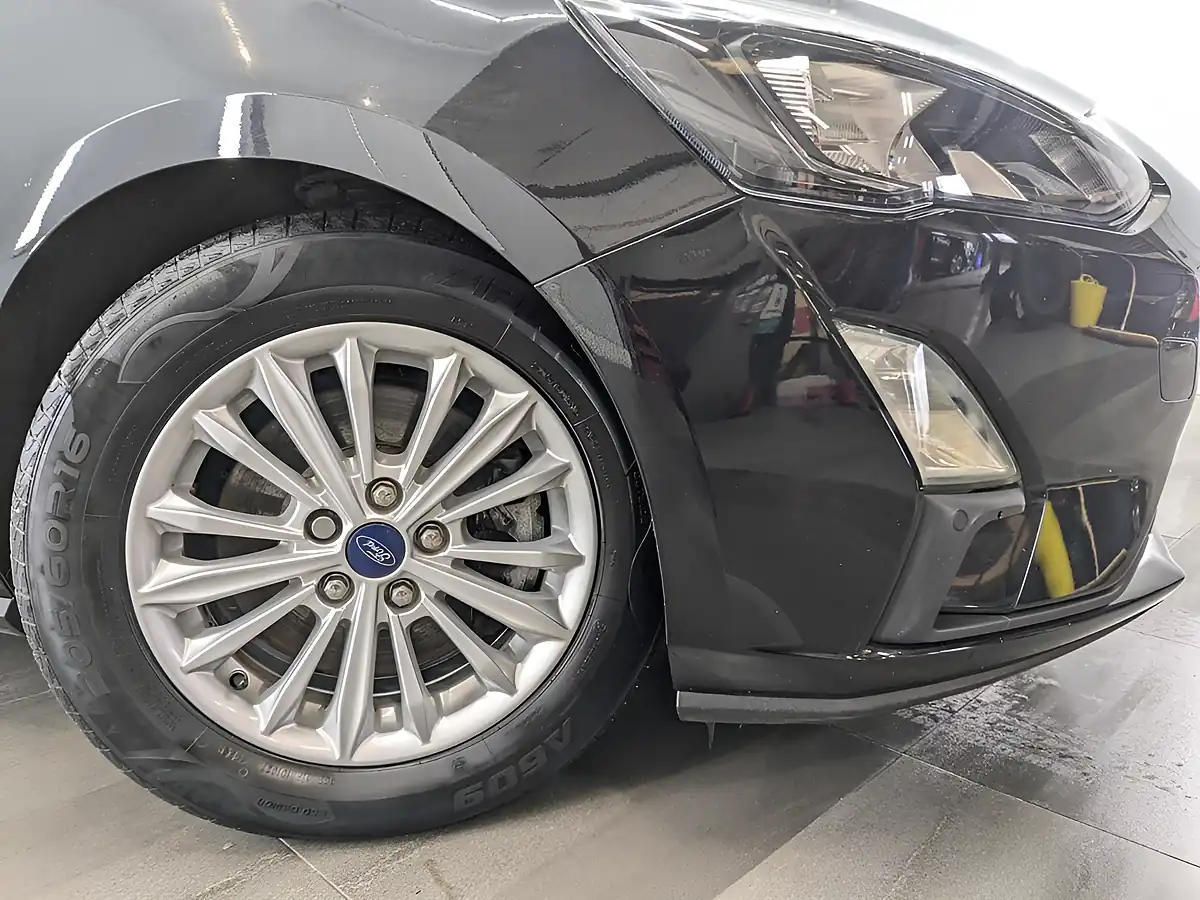 Used 2020 Ford Focus Titanium Agate Black - Interior and Exterior details 5