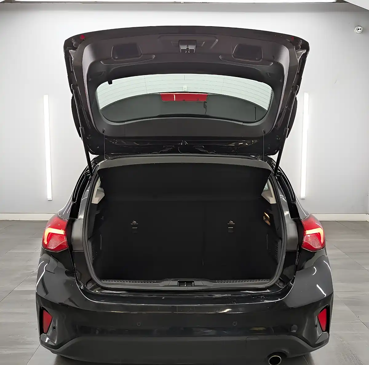 Used 2020 Ford Focus Titanium Agate Black - Interior and Exterior details 9