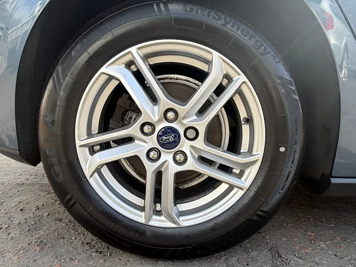 Used 2020 Ford Focus Zetec Blue - Interior and Exterior details 7