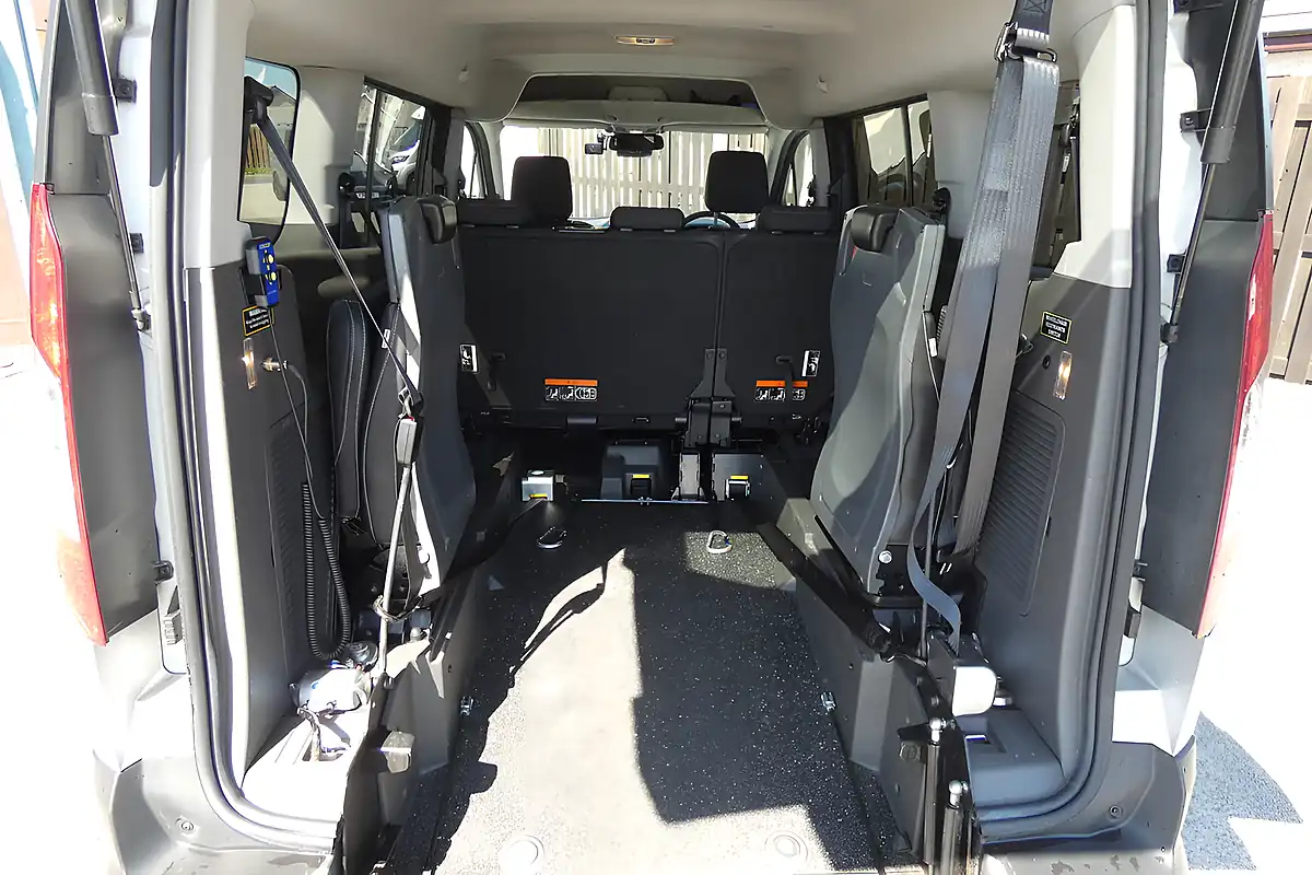 Used 2020 Ford Grand Tourneo Connect Zetec Silver - Interior and Exterior details 15