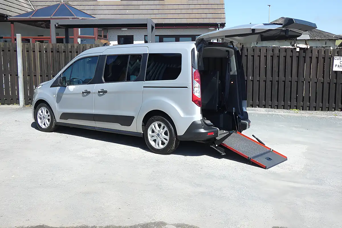 Used 2020 Ford Grand Tourneo Connect Zetec Silver - Interior and Exterior details 7