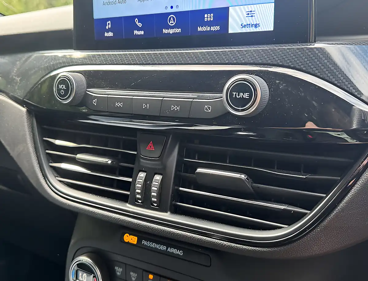 Used 2020 Ford Kuga ST-Line X Frozen White - Interior and Exterior details 17
