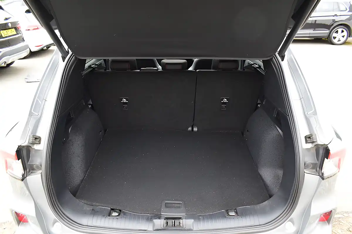 Used 2020 Ford Kuga ST-Line X Silver - Interior and Exterior details 17