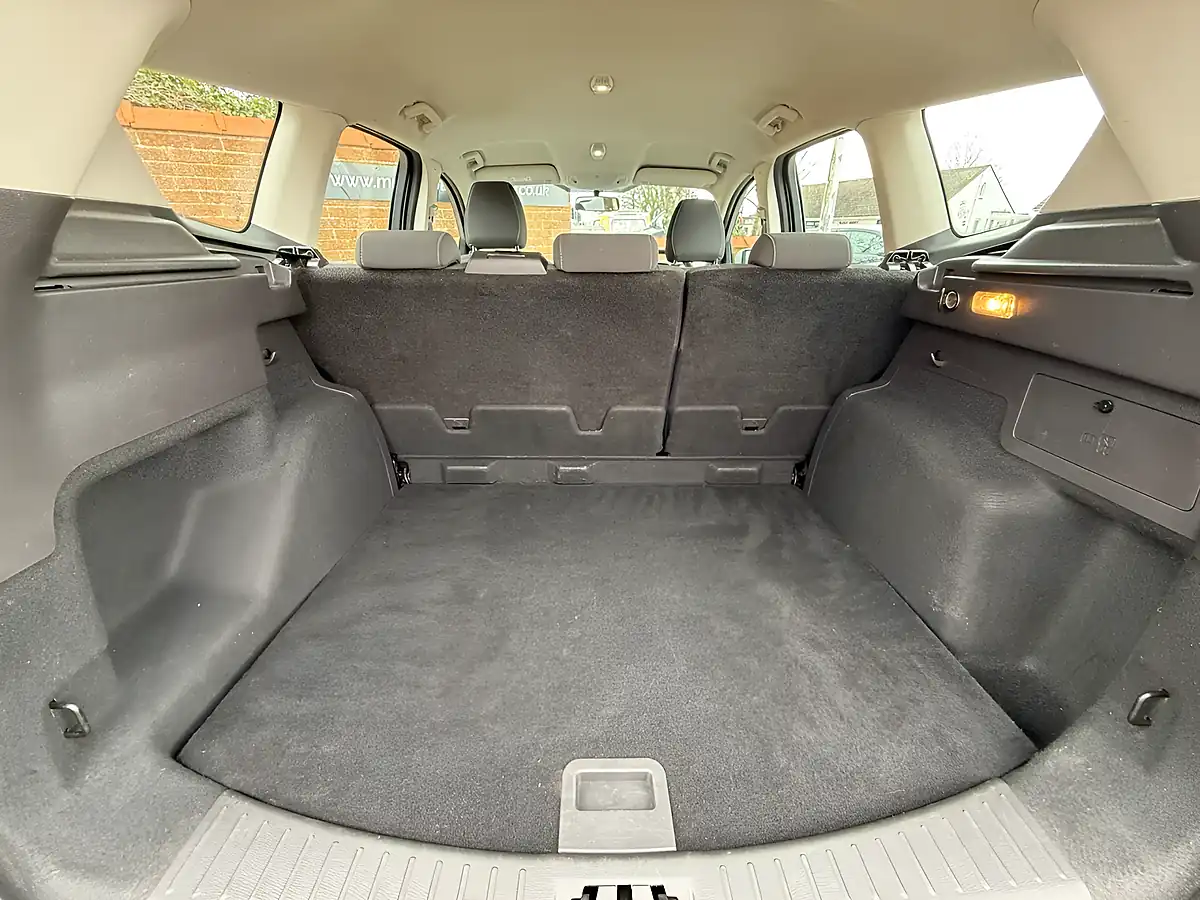 Used 2020 Ford Kuga Zetec Frozen White - Interior and Exterior details 16