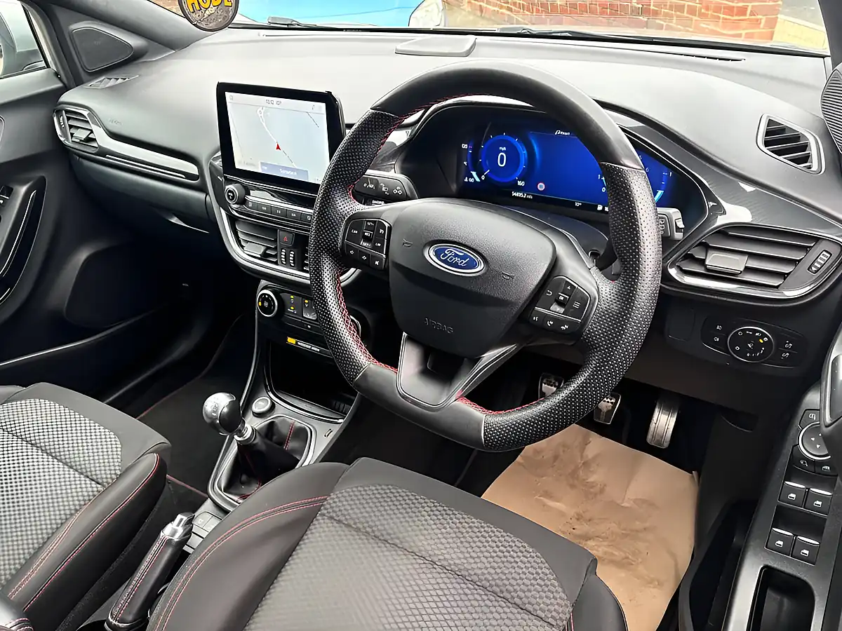 Used 2020 Ford Puma ST-Line Silver - Interior and Exterior details 16