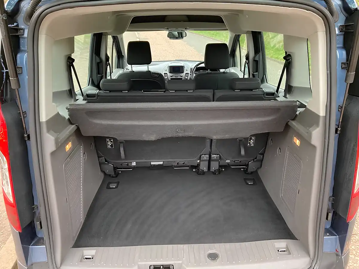 Used 2020 Ford Tourneo Connect Zetec Blue - Interior and Exterior details 12