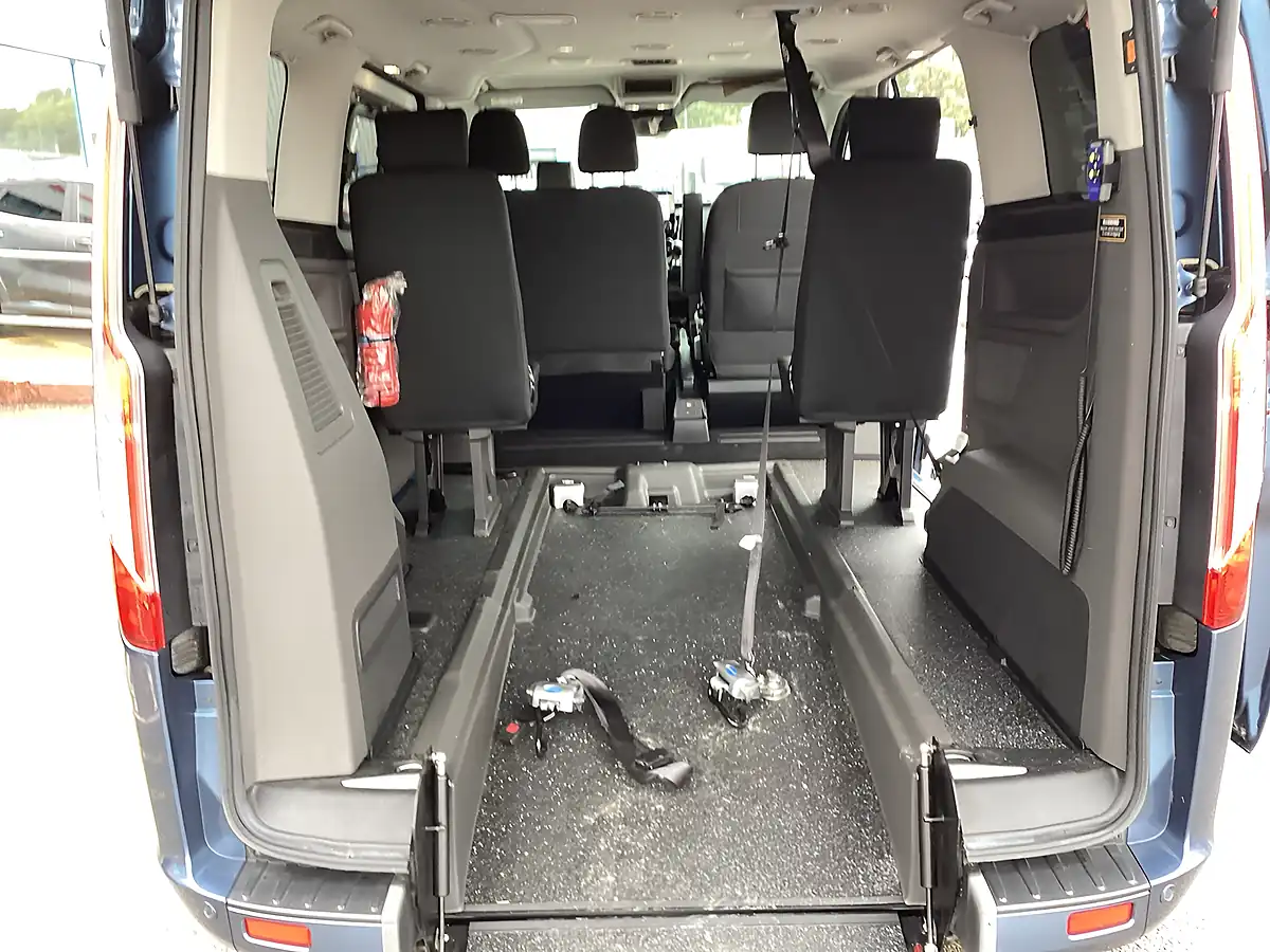 Used 2020 Ford Tourneo Custom Titanium Blue - Interior and Exterior details 14