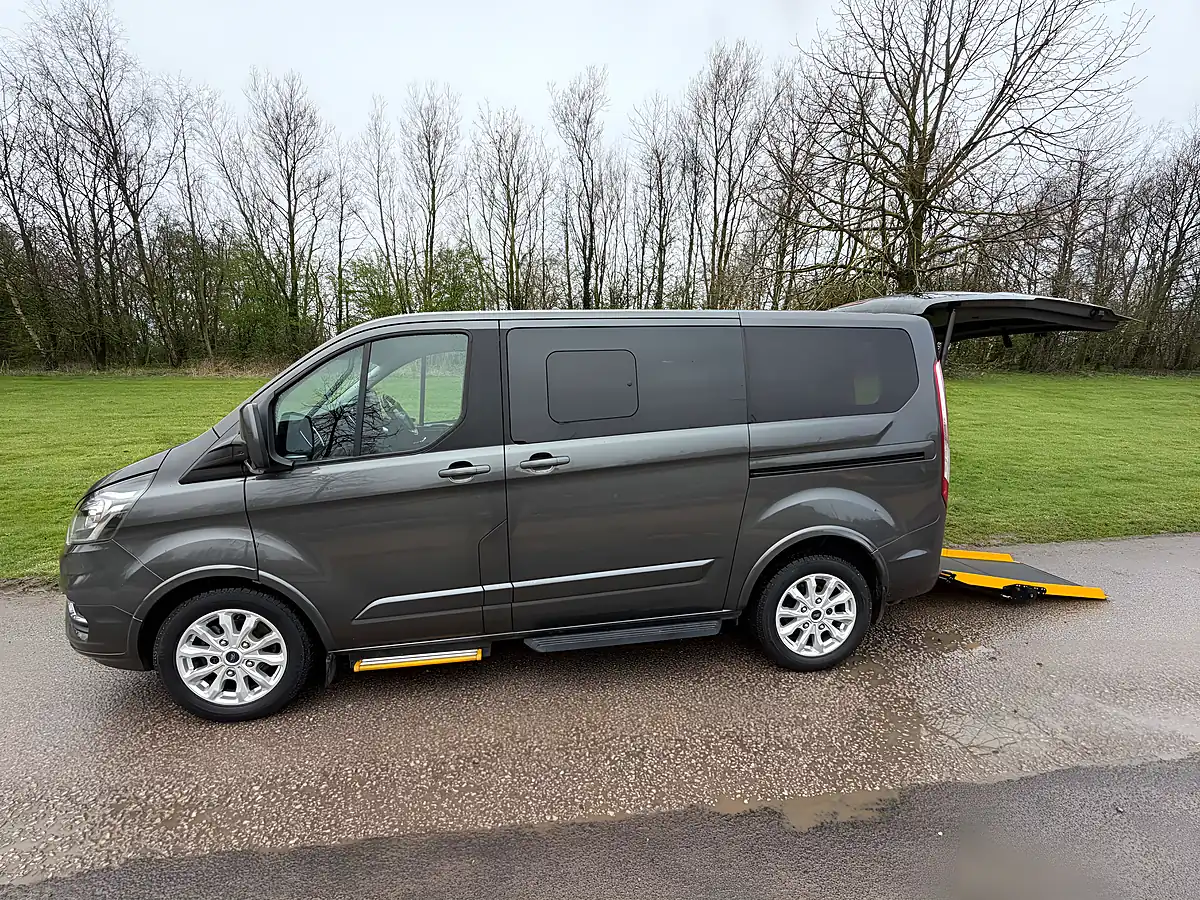 Used 2020 Ford Tourneo Custom Titanium Grey - Front View