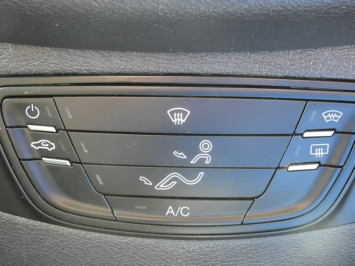 Used 2020 Ford Transit Courier Limited Silver - Interior and Exterior details 17