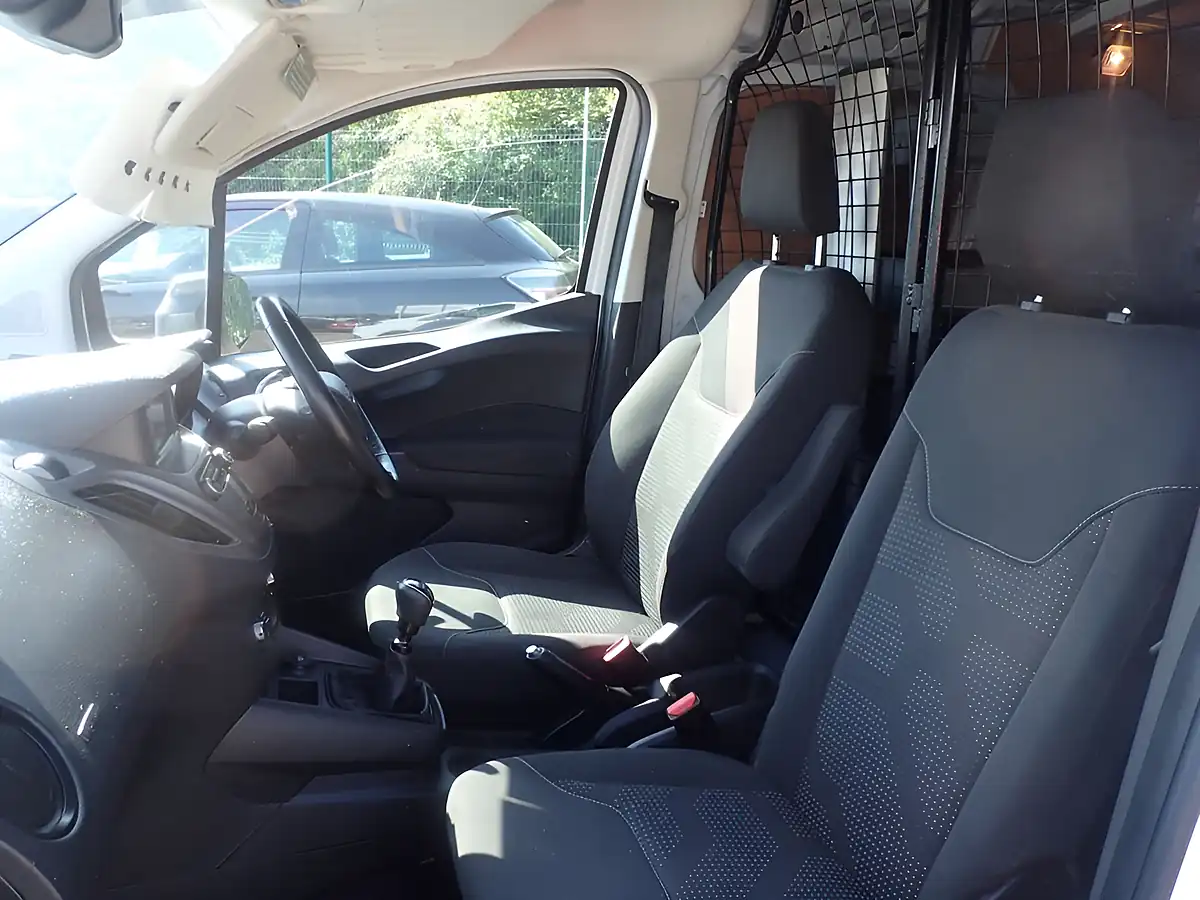 Used 2020 Ford Transit Courier Trend White - Interior and Exterior details 12