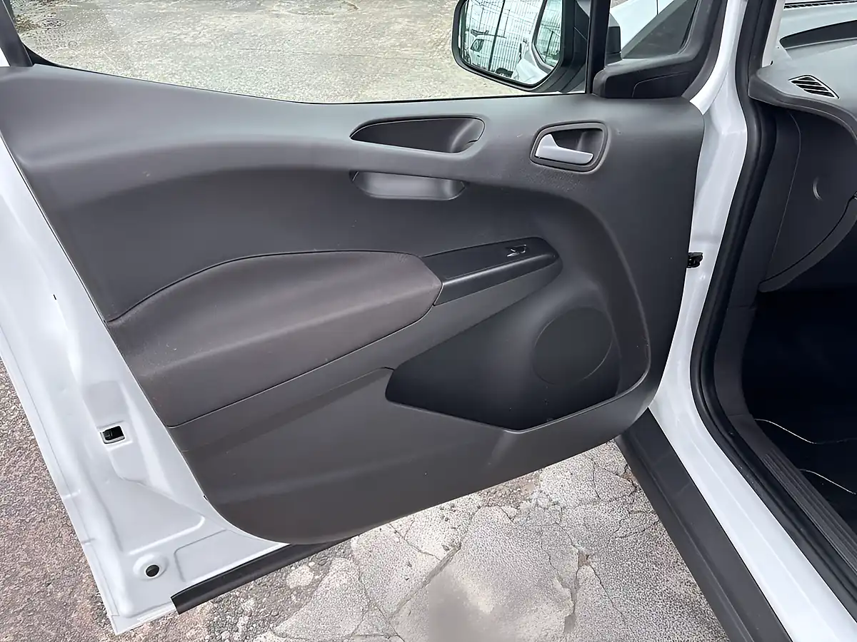 Used 2020 Ford Transit Courier Trend White - Interior and Exterior details 9
