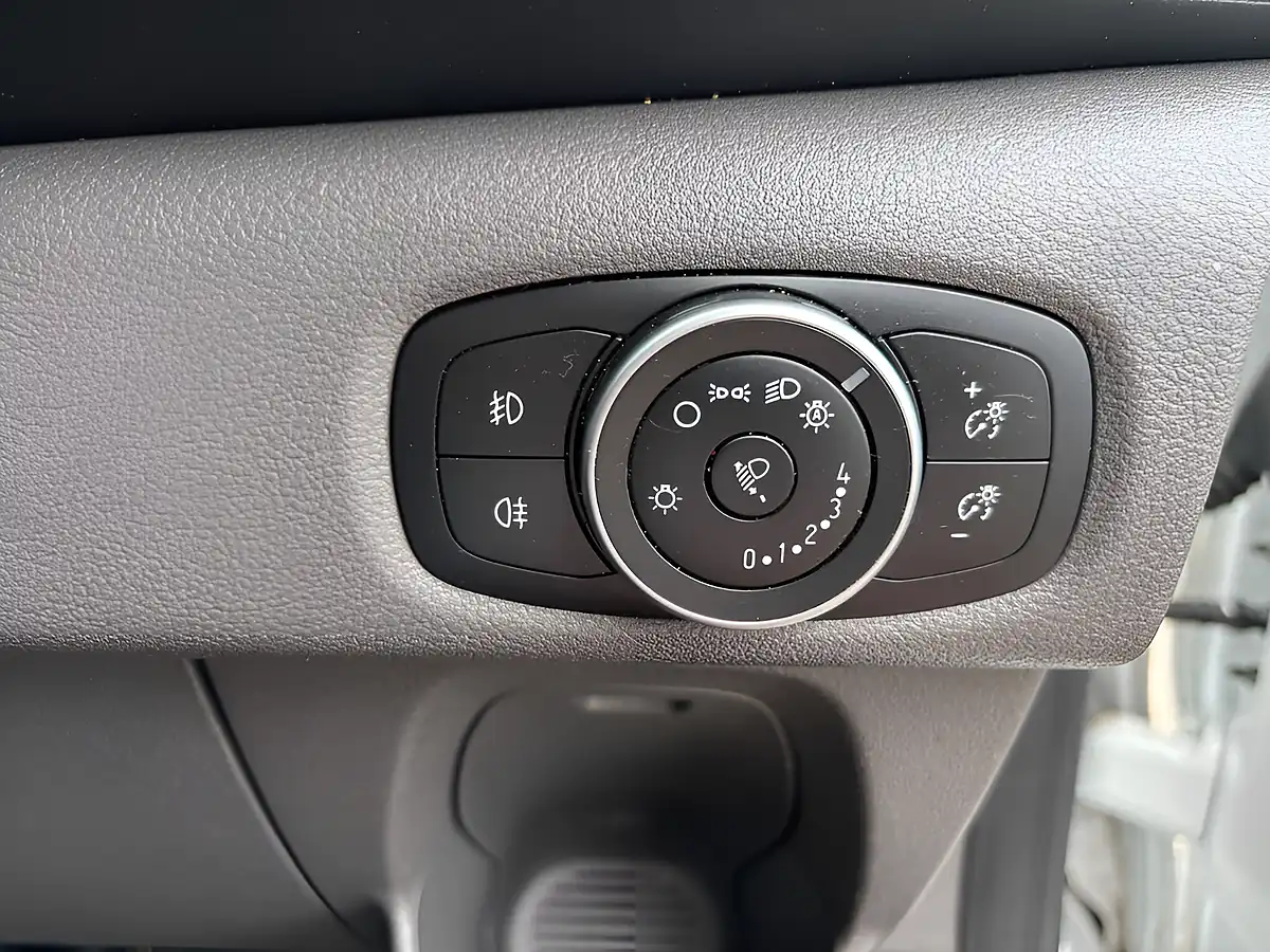 Used 2020 Ford Transit Custom Limited White - Interior and Exterior details 10