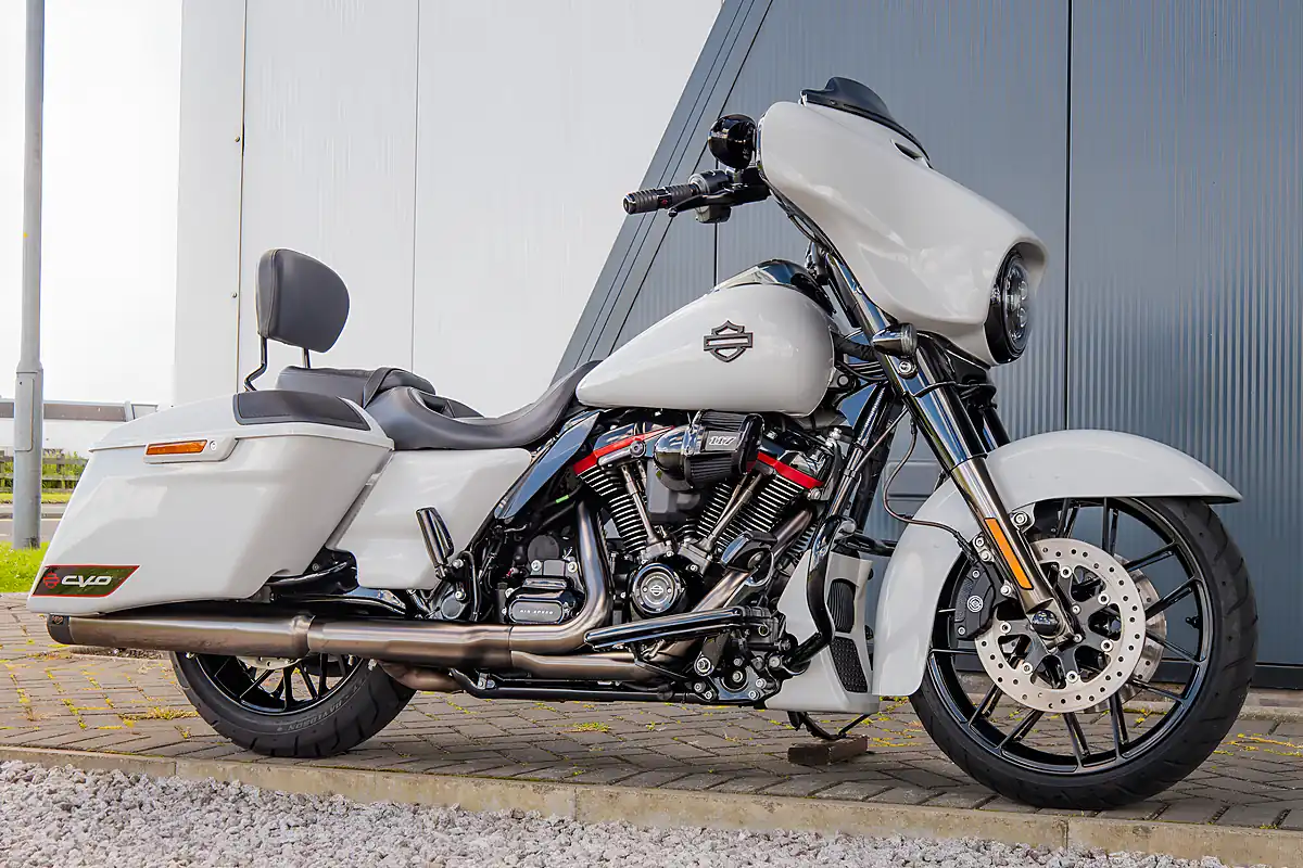 Used 2020 Harley-Davidson Street Glide Cvo Sand Dune - Front View