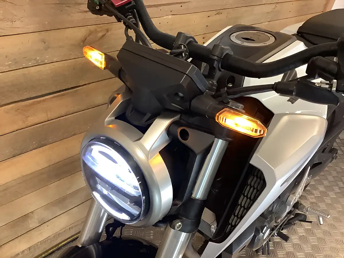 Used 2020 Honda Cb White - Interior and Exterior details 17