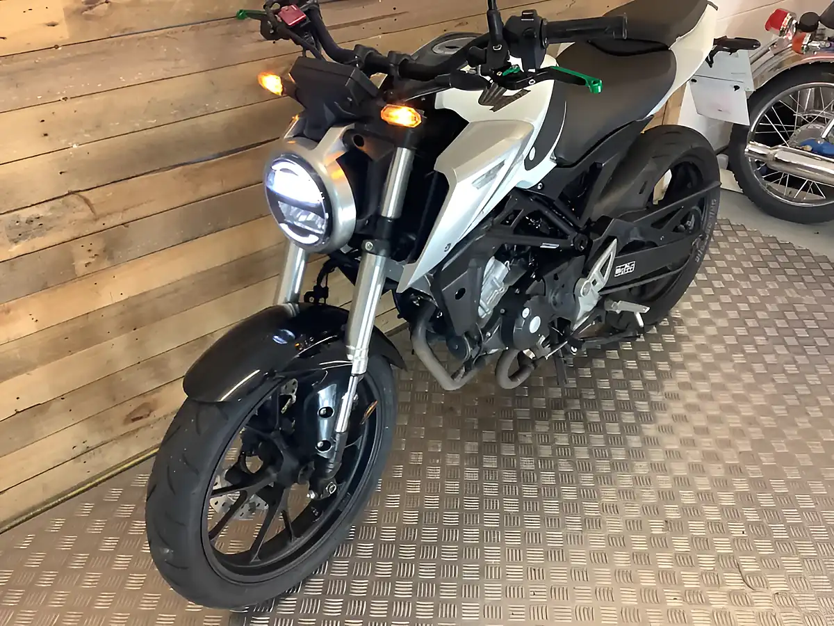 Used 2020 Honda Cb White - Interior and Exterior details 3