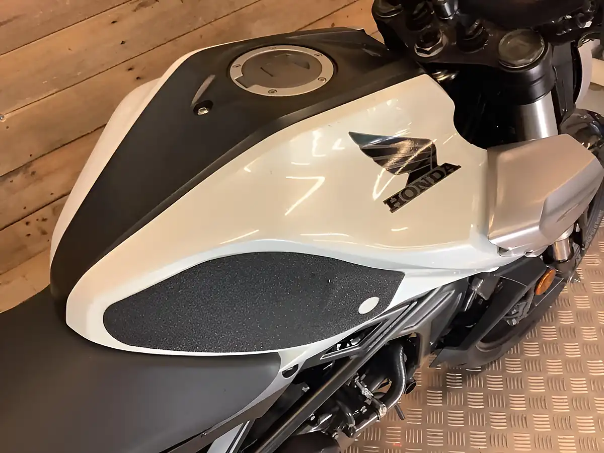 Used 2020 Honda Cb White - Interior and Exterior details 9