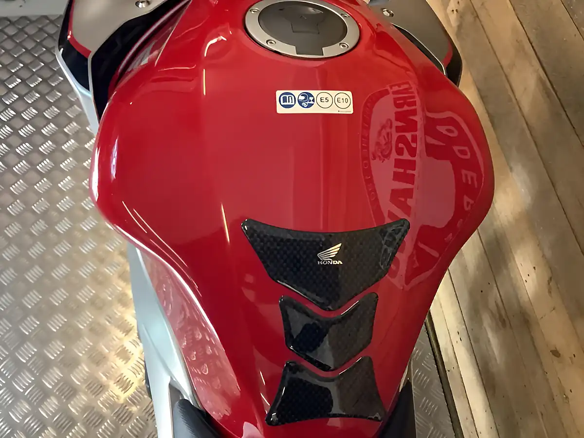 Used 2020 Honda CB500 Red - Interior and Exterior details 12