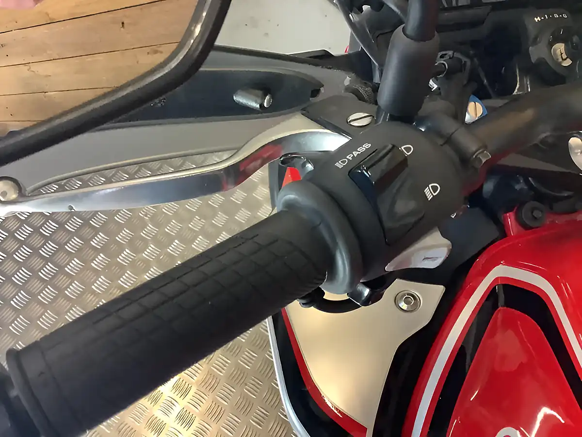 Used 2020 Honda CB500 Red - Interior and Exterior details 14