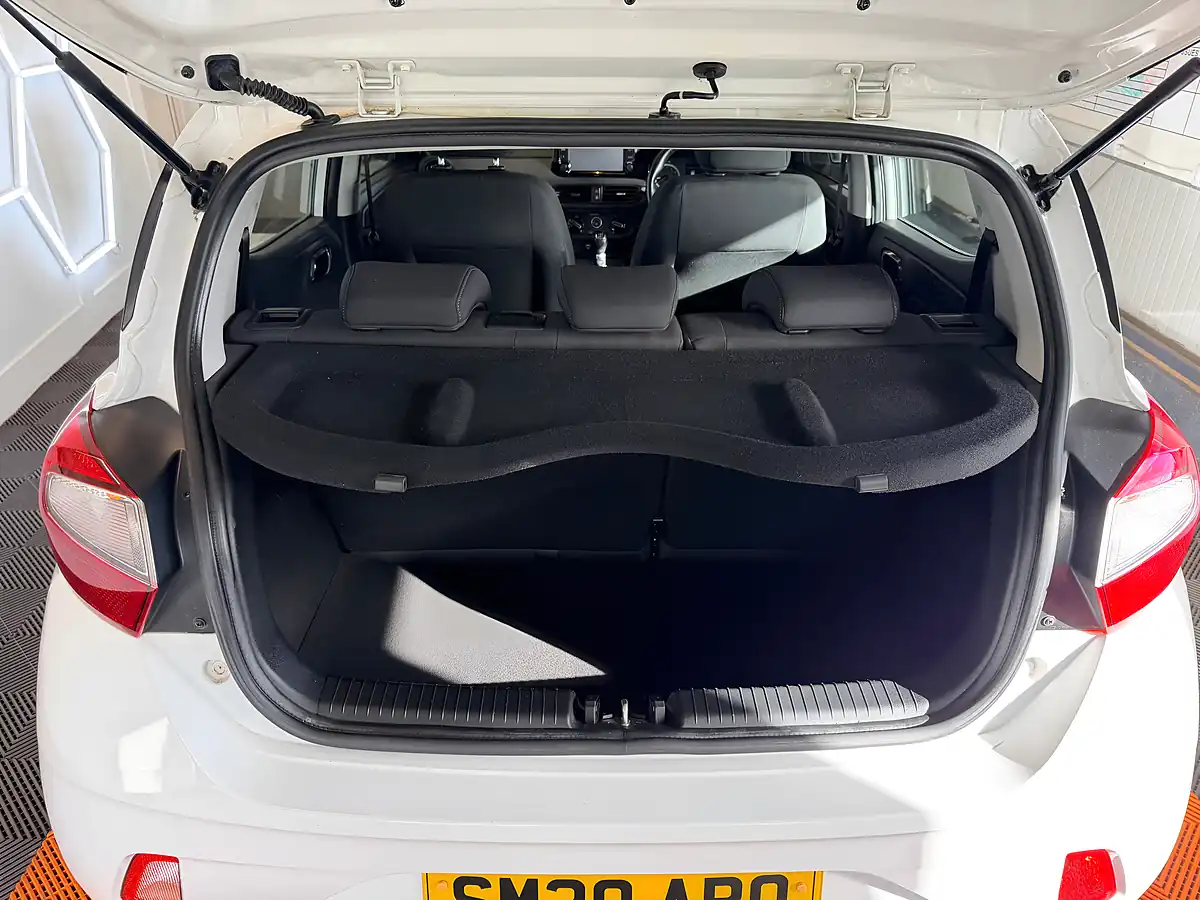 Used 2020 Hyundai I10 Se Connect White - Interior and Exterior details 10