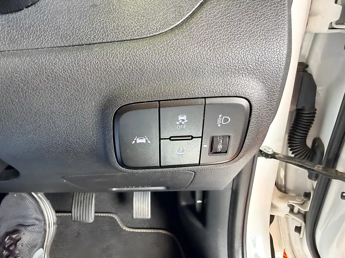 Used 2020 Hyundai I10 Se Connect White - Interior and Exterior details 16