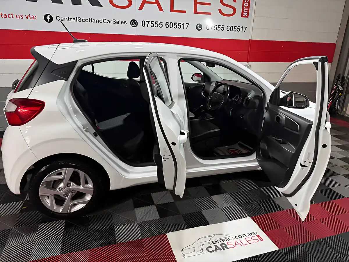 Used 2020 Hyundai i10 Se Connect White - Interior and Exterior details 10