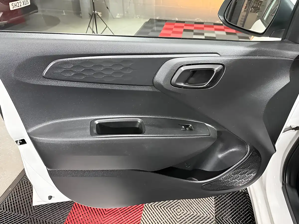 Used 2020 Hyundai i10 Se Connect White - Interior and Exterior details 13