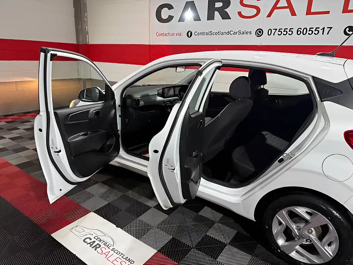 Used 2020 Hyundai i10 Se Connect White - Interior and Exterior details 18