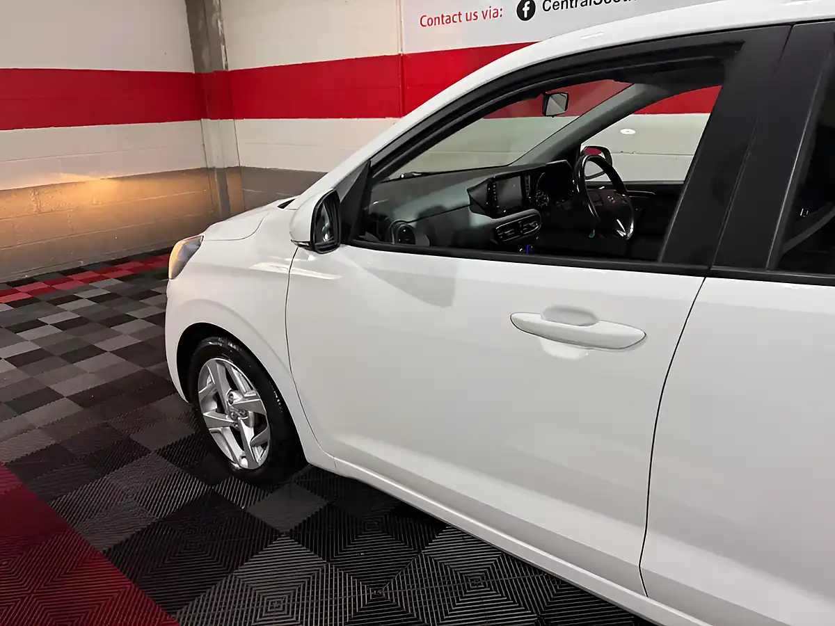 Used 2020 Hyundai i10 Se Connect White - Interior and Exterior details 9