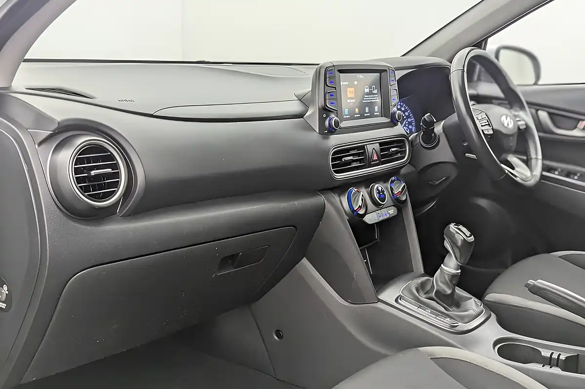 Used 2020 Hyundai Kona Play White - Interior and Exterior details 11