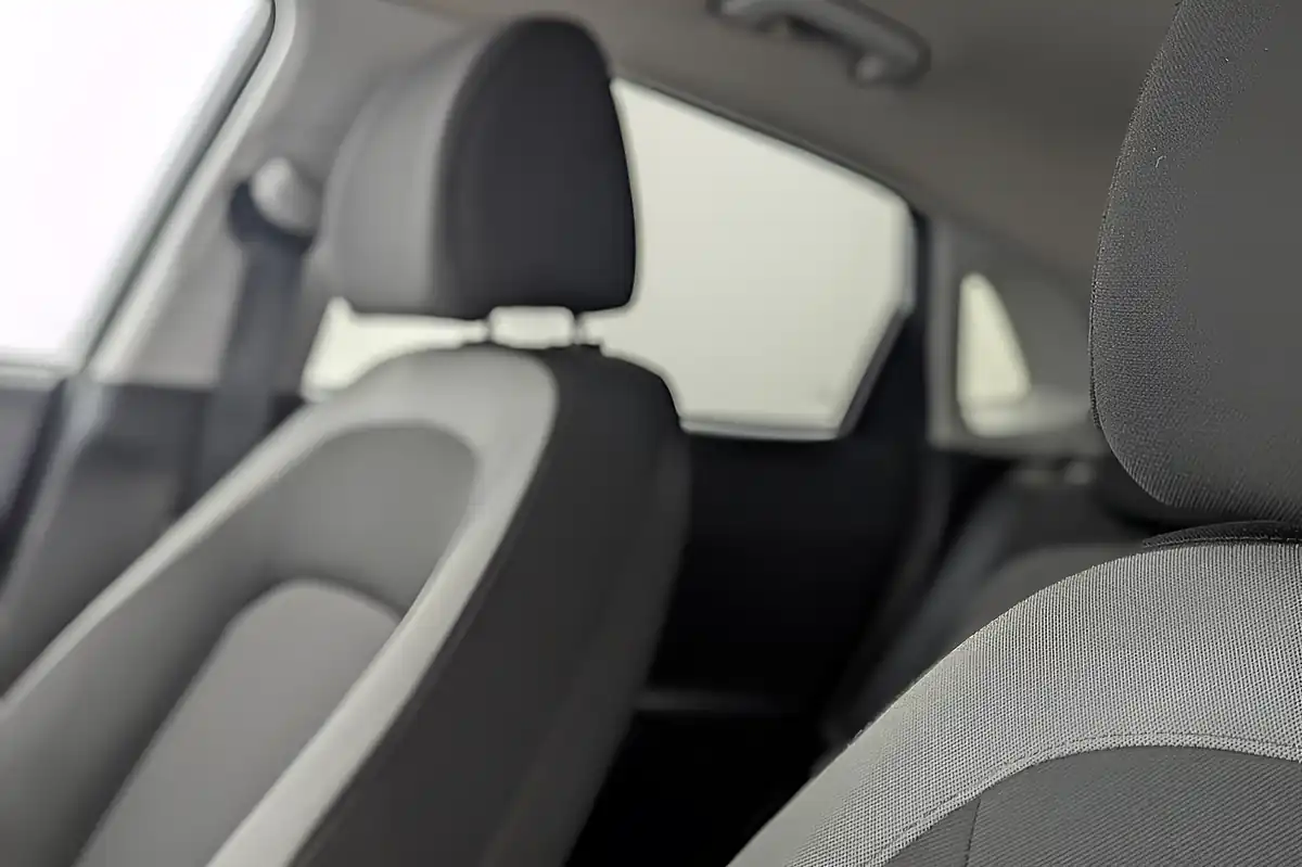 Used 2020 Hyundai Kona Play White - Interior and Exterior details 12