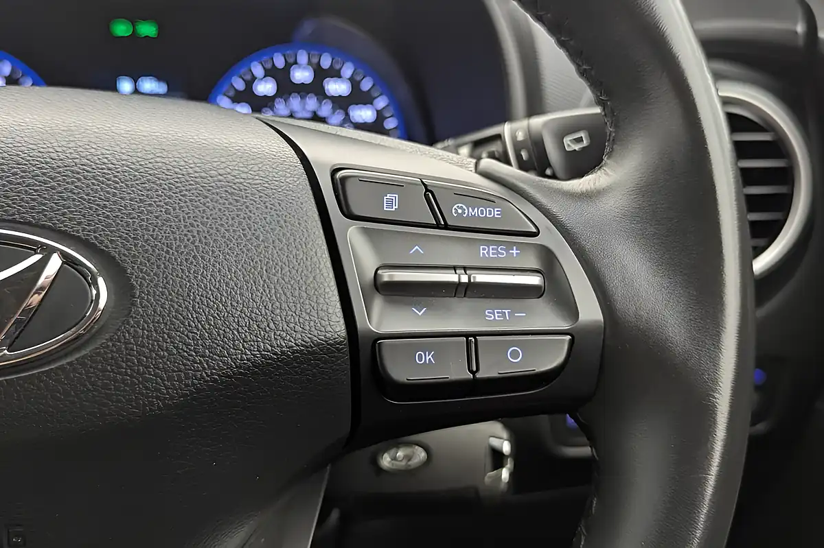 Used 2020 Hyundai Kona Play White - Interior and Exterior details 14