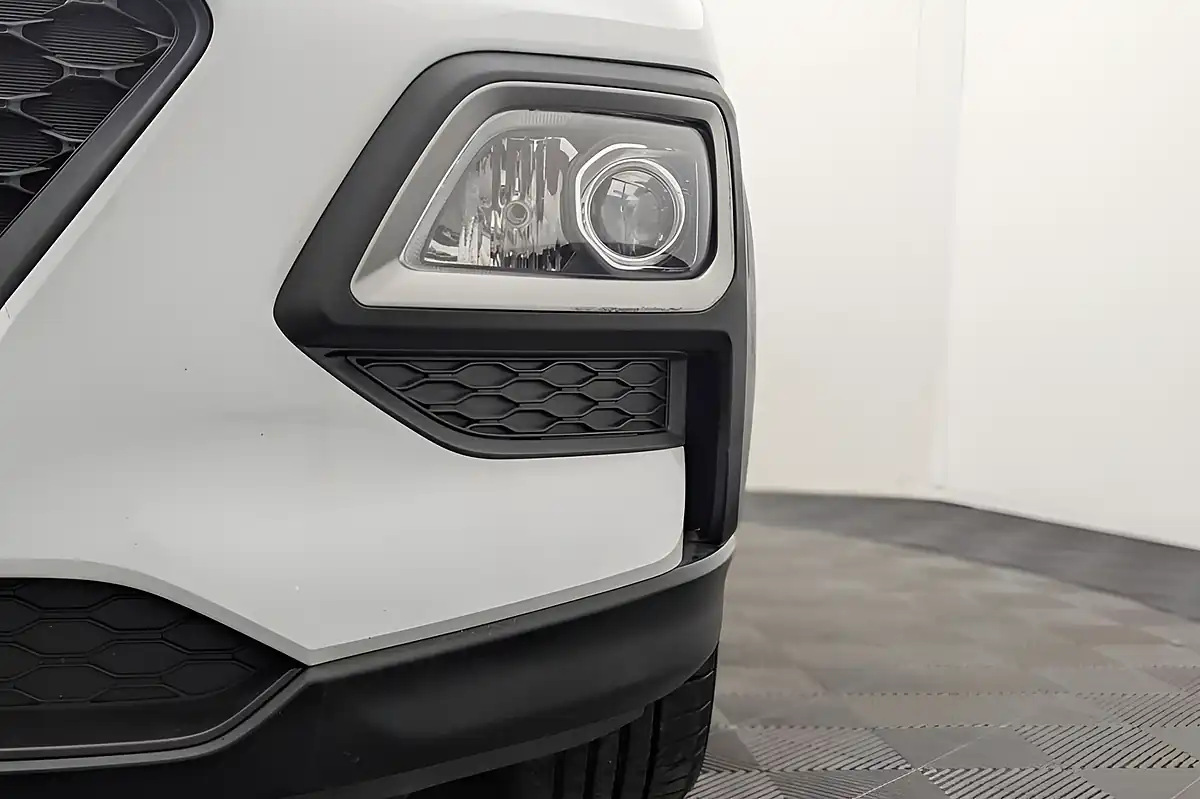 Used 2020 Hyundai Kona Play White - Interior and Exterior details 17