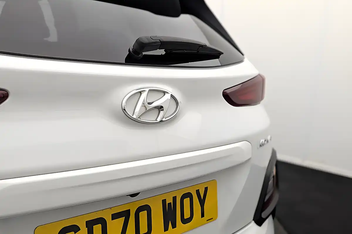 Used 2020 Hyundai Kona Play White - Interior and Exterior details 18