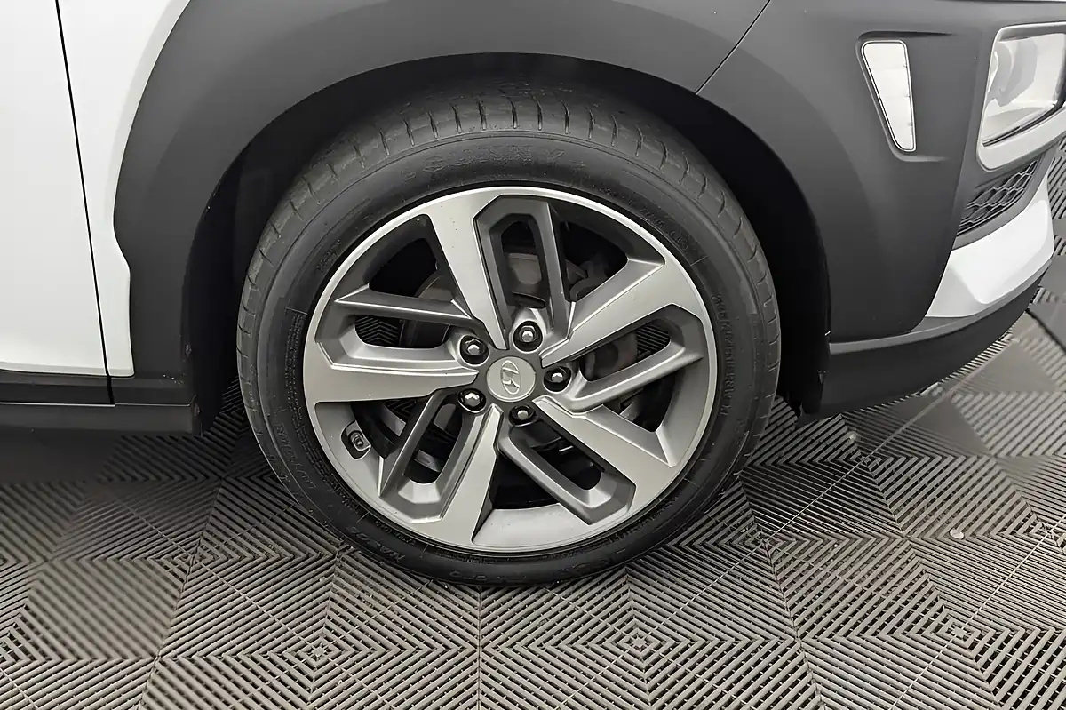Used 2020 Hyundai Kona Play White - Interior and Exterior details 19