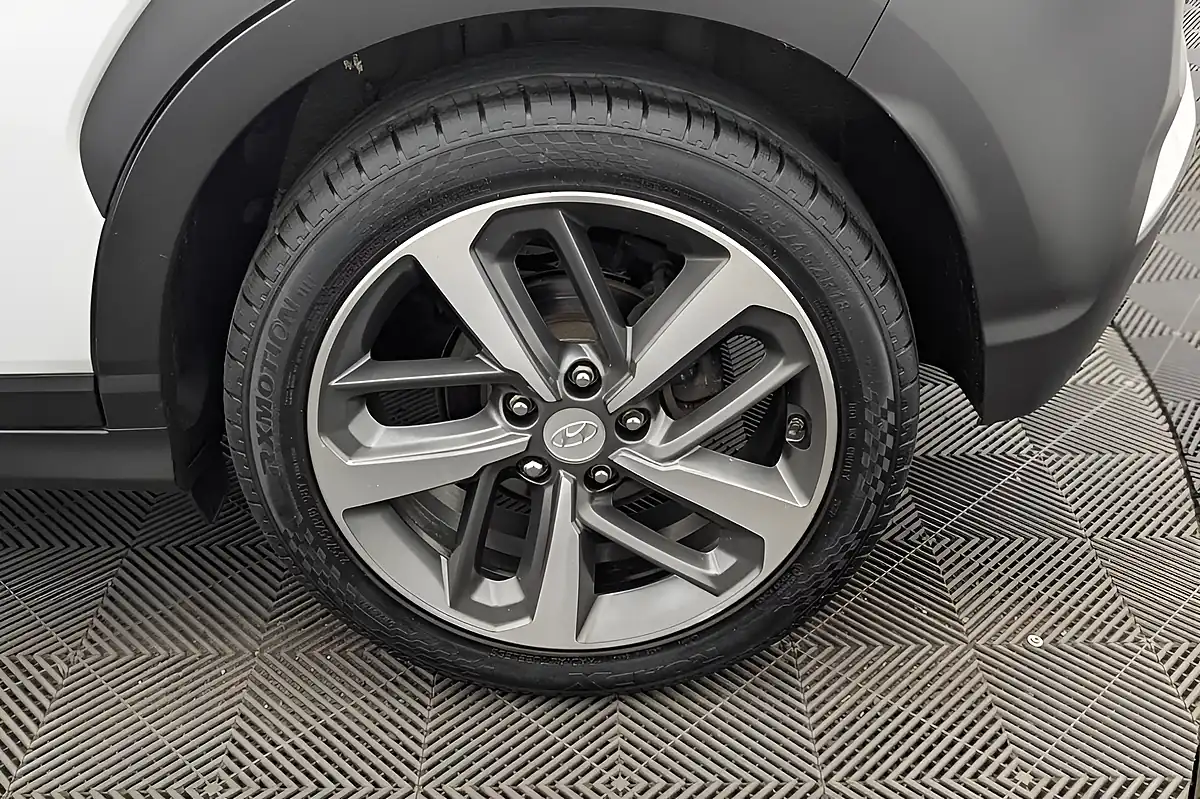 Used 2020 Hyundai Kona Play White - Interior and Exterior details 20