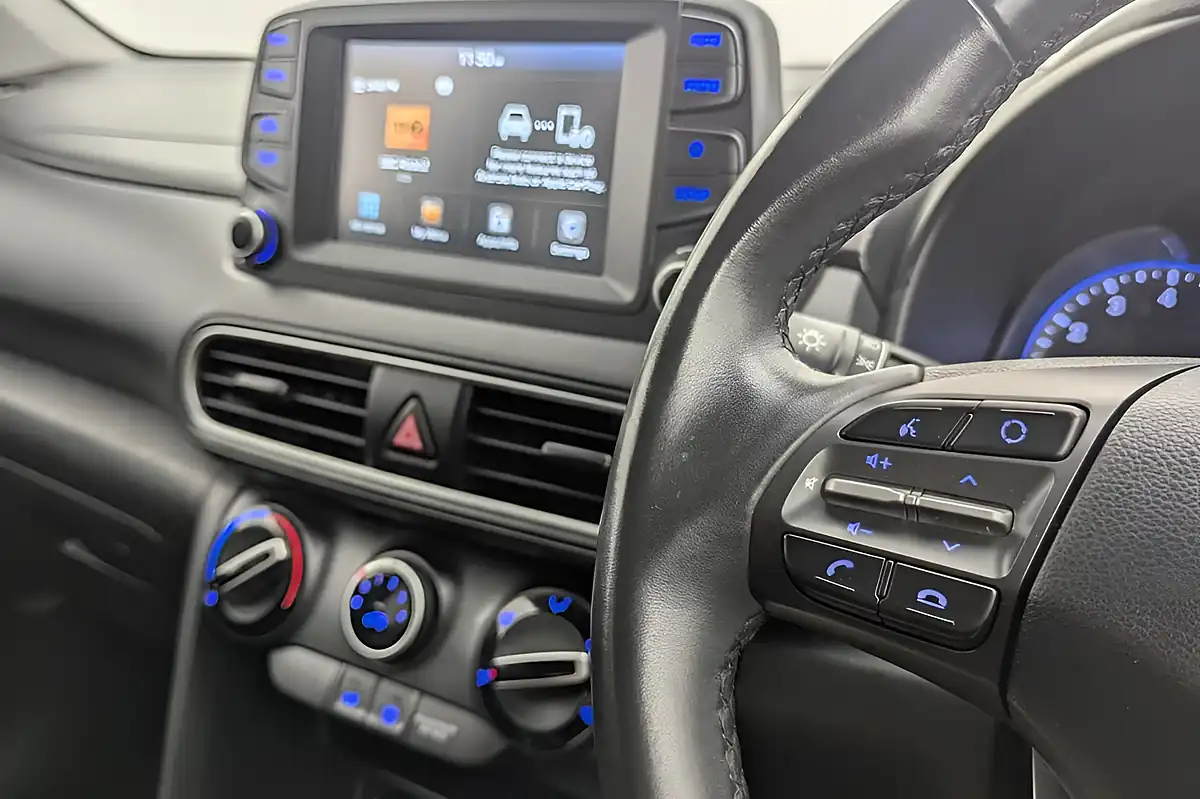 Used 2020 Hyundai Kona Play White - Interior and Exterior details 9