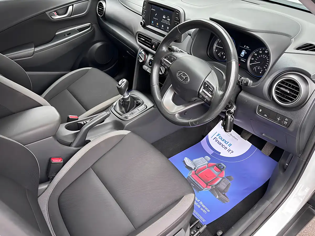 Used 2020 Hyundai Kona Play White - Interior and Exterior details 11