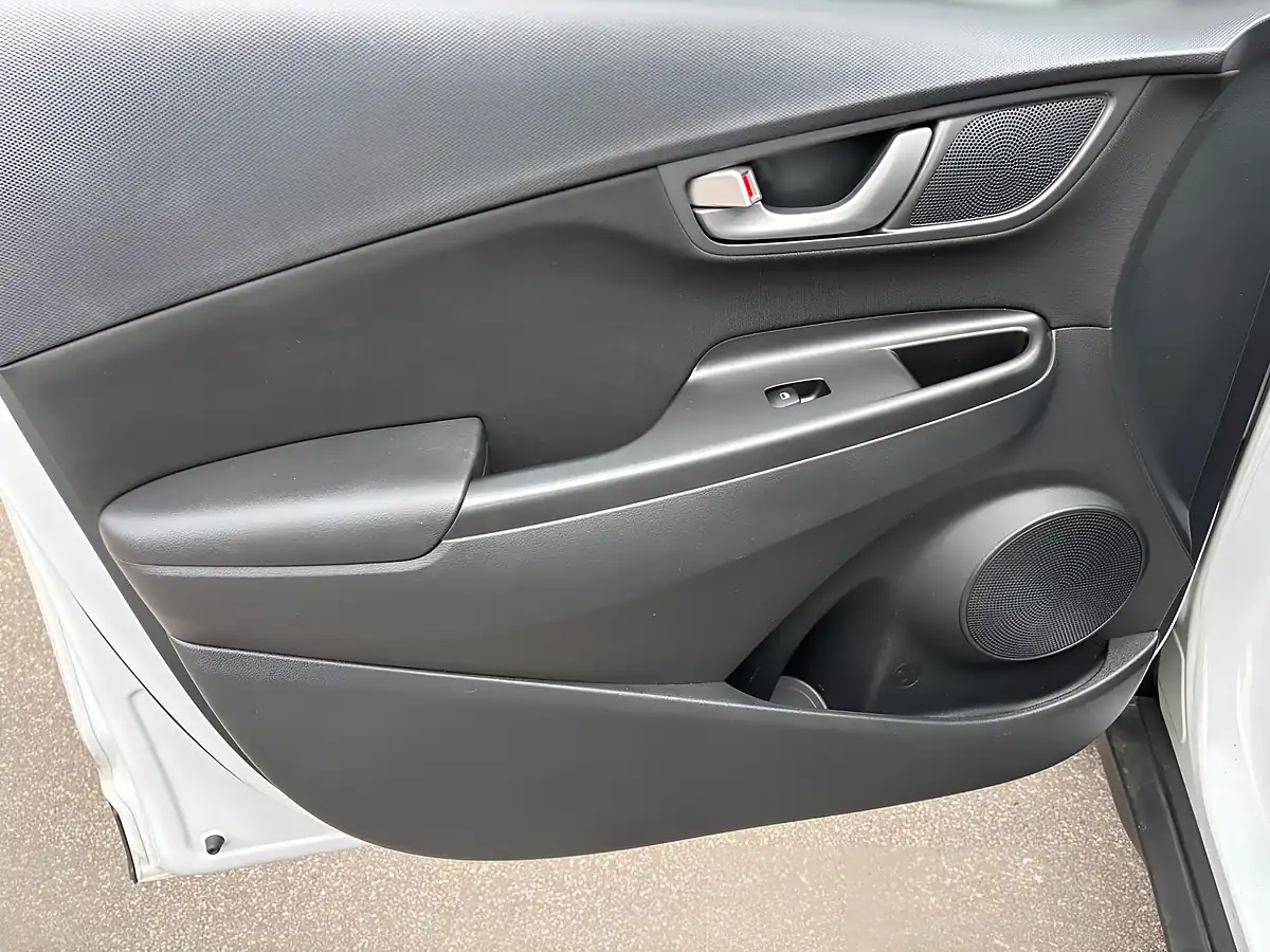 Used 2020 Hyundai Kona Play White - Interior and Exterior details 15