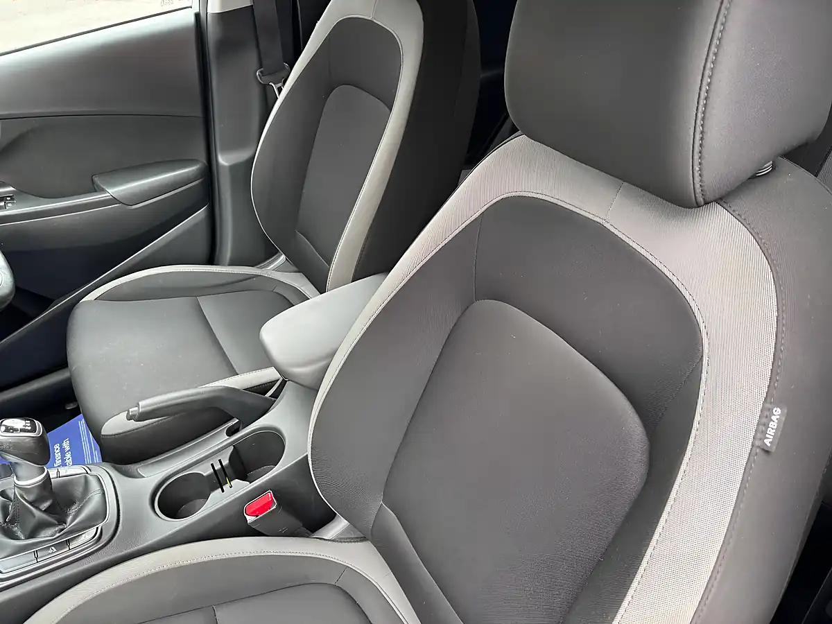 Used 2020 Hyundai Kona Play White - Interior and Exterior details 16