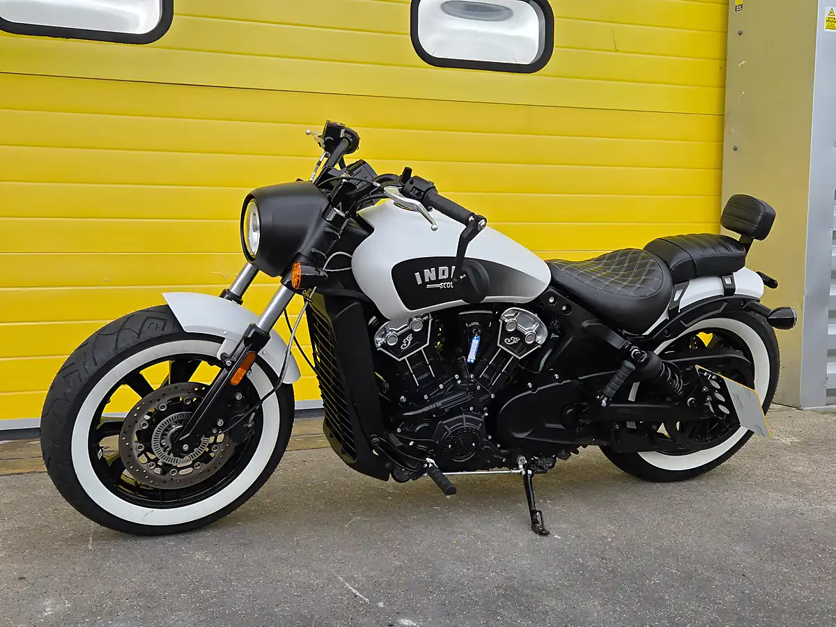 Used 2020 Indian Scout Bobber White - Interior and Exterior details 7