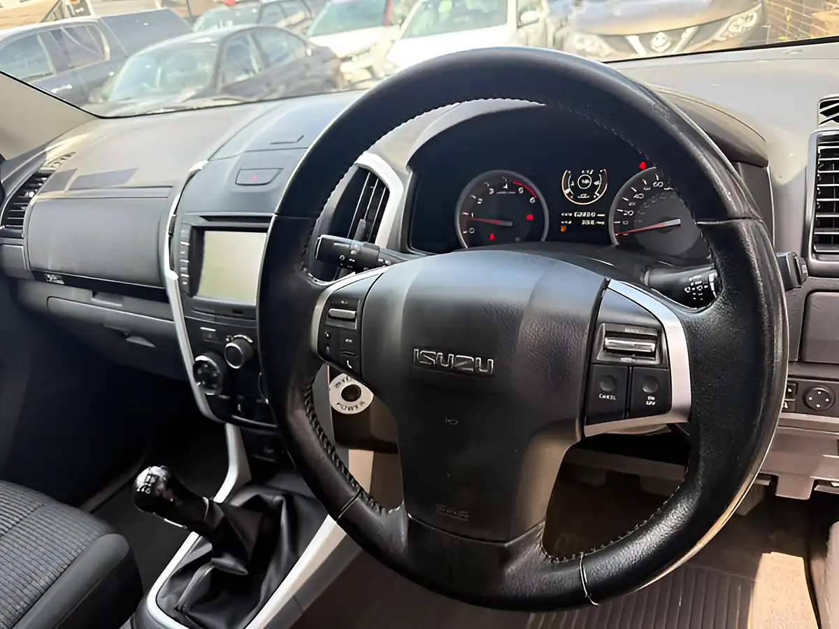 Used 2020 Isuzu D-Max Yukon Silver - Interior and Exterior details 11