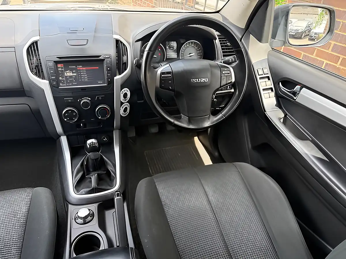 Used 2020 Isuzu D-Max Yukon Silver - Interior and Exterior details 12