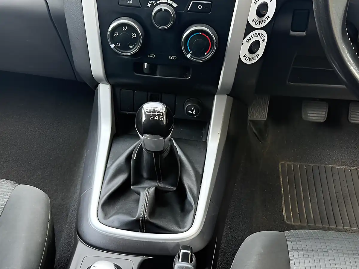 Used 2020 Isuzu D-Max Yukon Silver - Interior and Exterior details 13